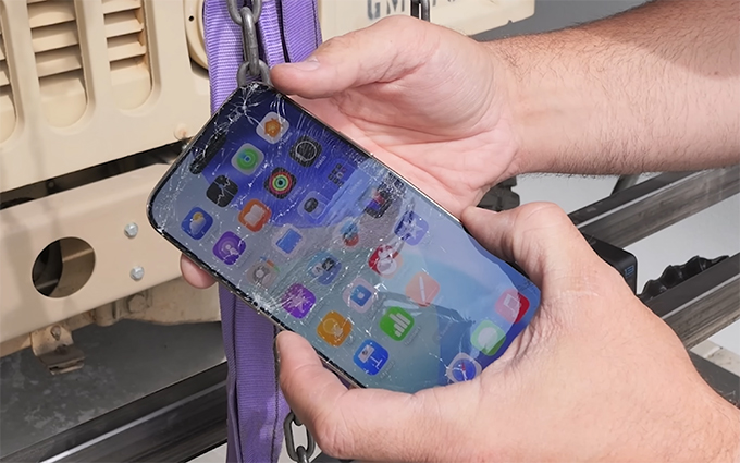 終于有人掰彎iPhone Air，5.6mm的機身能扛約100kg的力