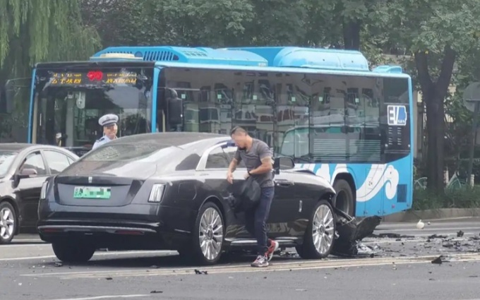 車評人陳震勞斯萊斯發生車禍，曾經說過，只買交強險和車輛使用稅
